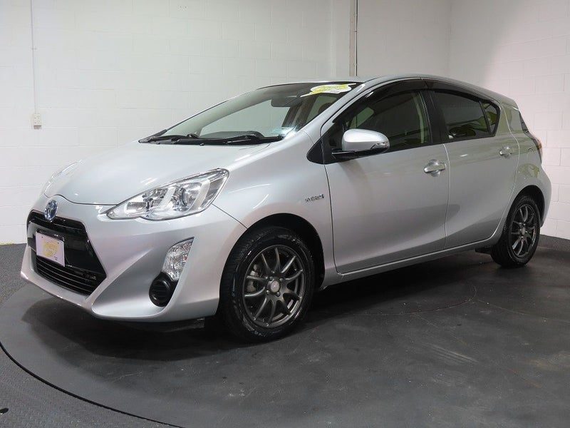 2015 Toyota Aqua Hybrid G, photo 3