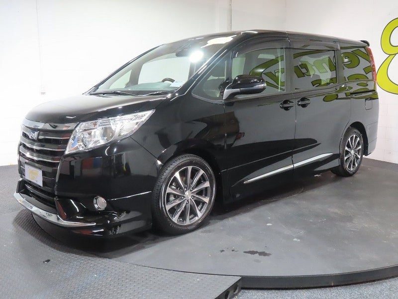 2015 Toyota Noah Hybrid G, photo 3