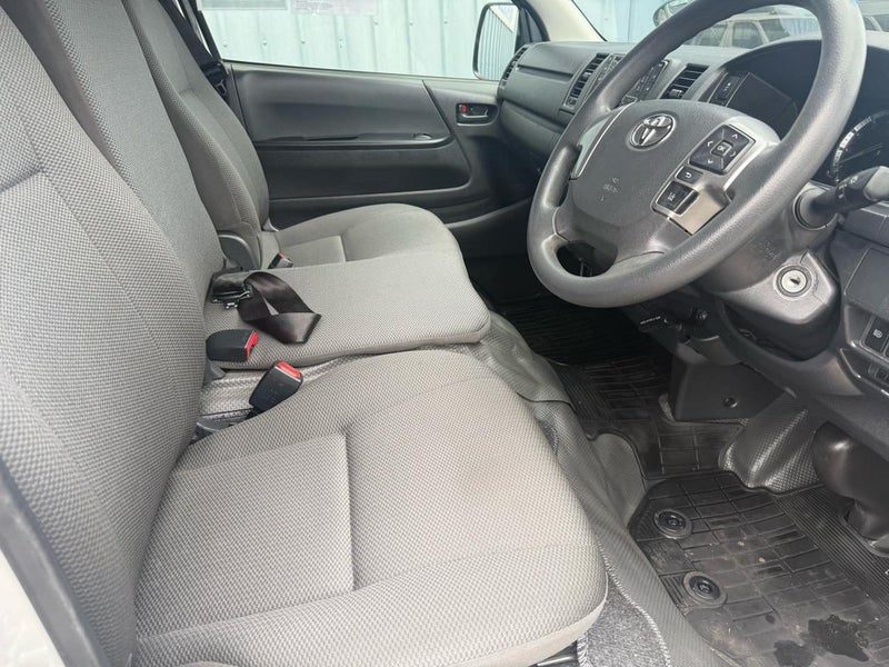 2022 Toyota Hiace DX 5 Door, photo 2