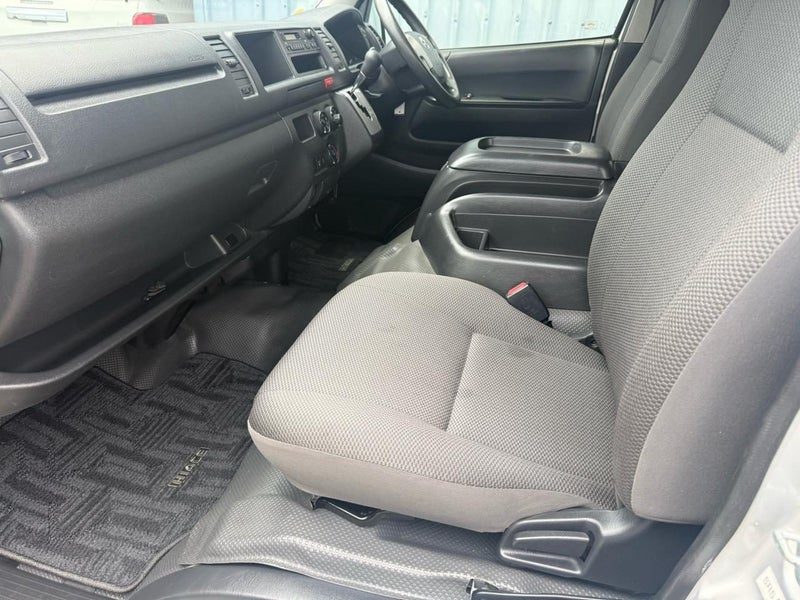2020 Toyota Hiace DX 10 Seater, photo 2