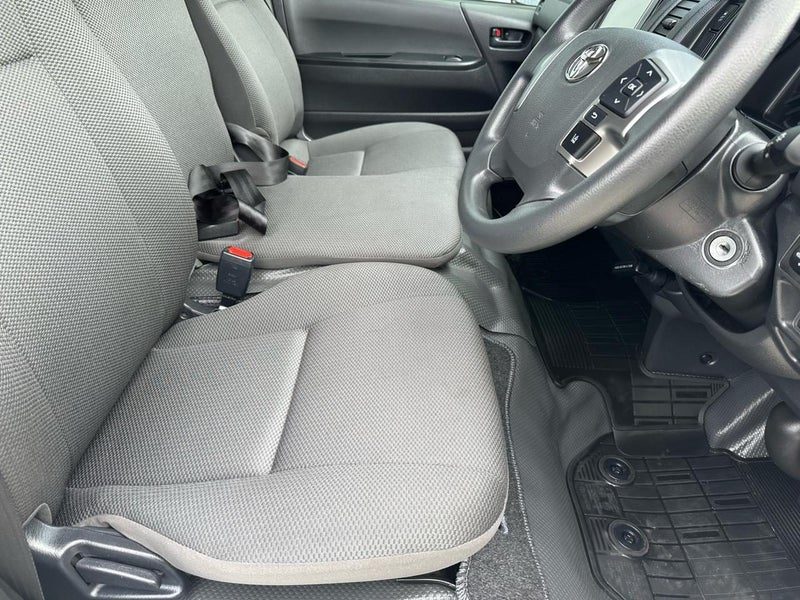 2022 Toyota Hiace DX 5 Door 6 Seater, photo 2