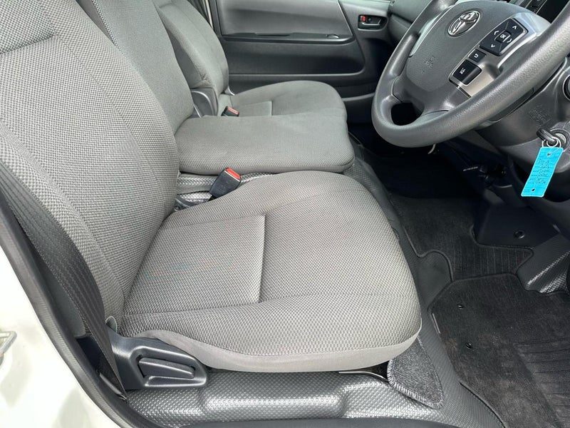 2022 Toyota Hiace DX 5 Door, photo 2