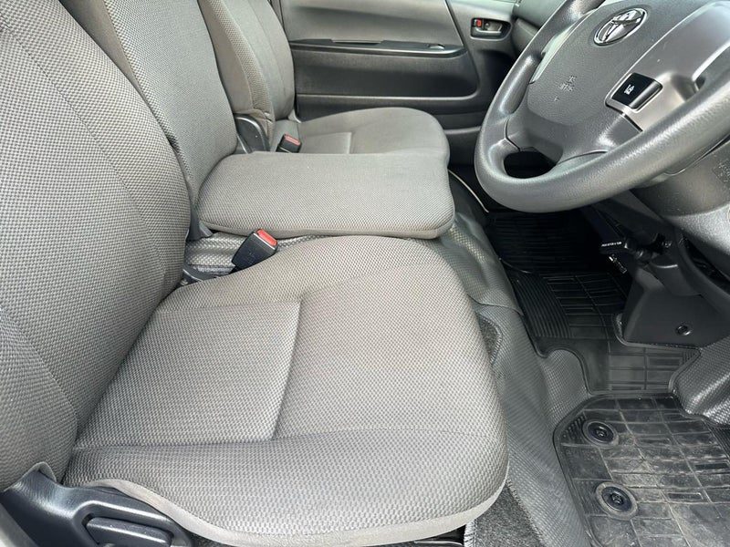 2020 Toyota Hiace DX 5 Door 6 Seater, photo 2