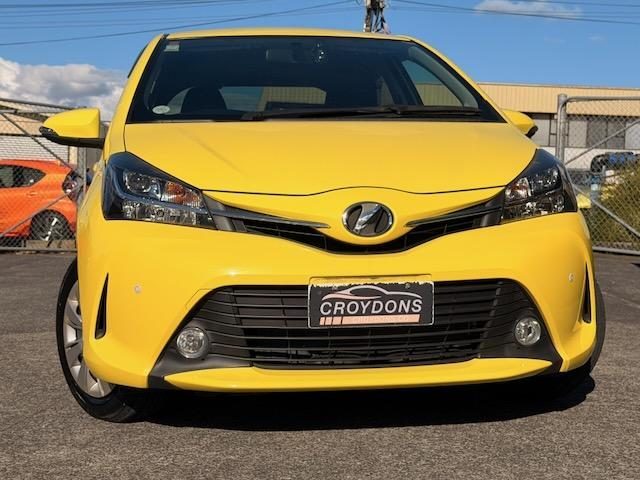 2014 Toyota Vitz, photo 2