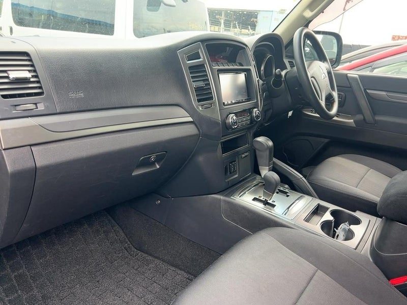 2015 Mitsubishi Pajero, photo 3