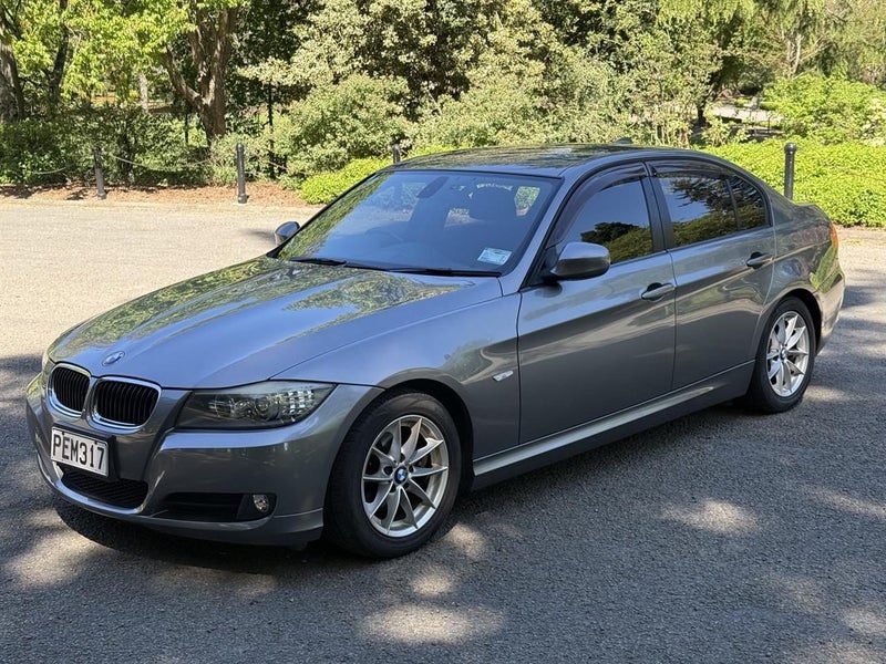 2010 BMW 320i, photo 2