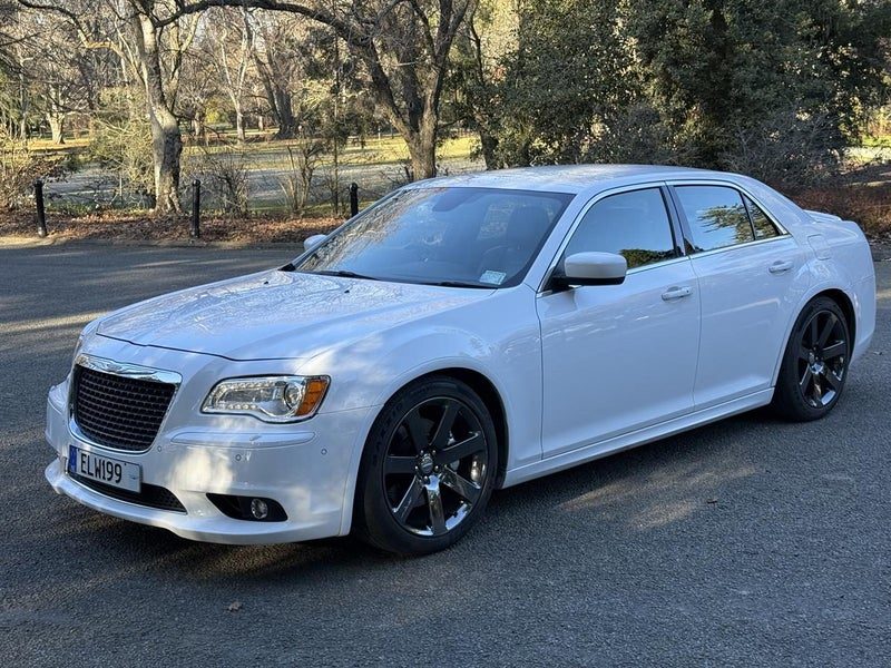 2012 Chrysler 300 SRT8, photo 2