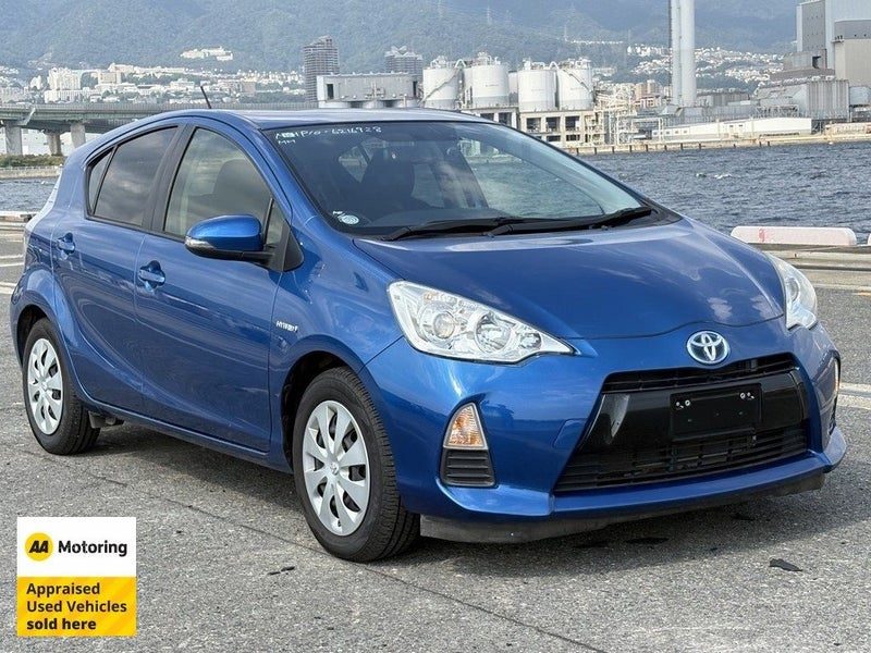 2013 Toyota Aqua Hybrid / Low 61,000kms