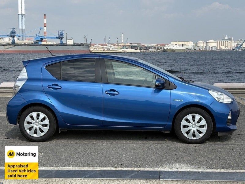 2013 Toyota Aqua Hybrid / Low 61,000kms, photo 3