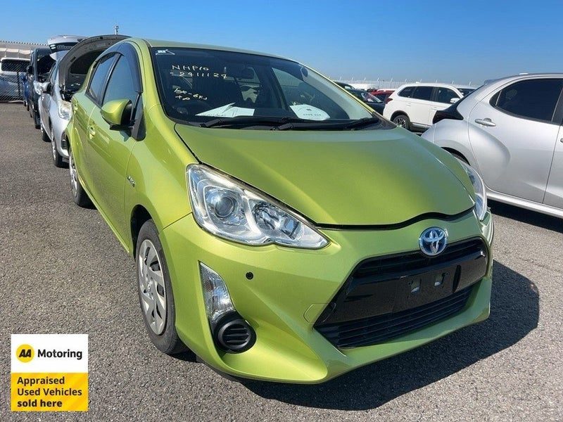 2015 Toyota Aqua Hybrid / Low 67,000kms