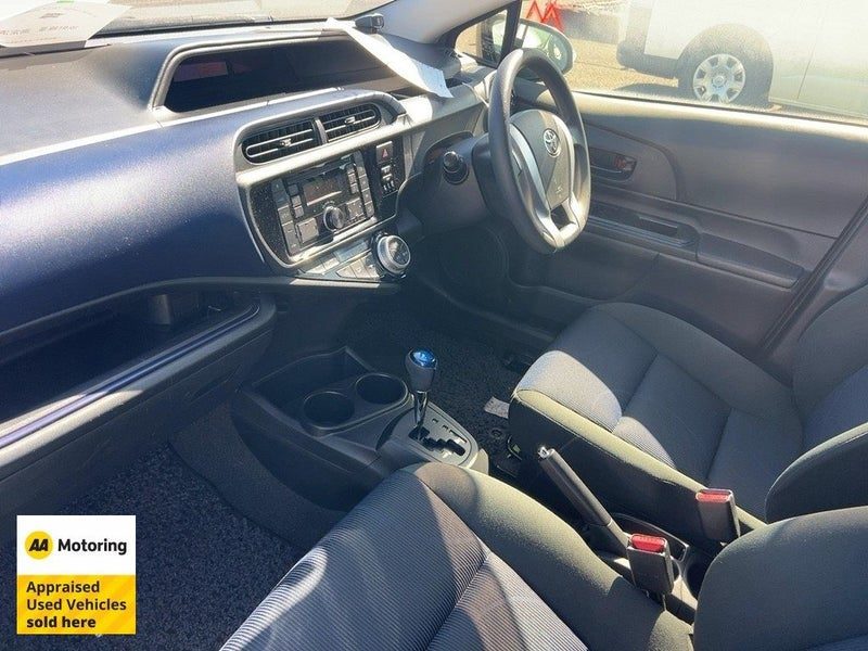 2015 Toyota Aqua Hybrid / Low 67,000kms, photo 2