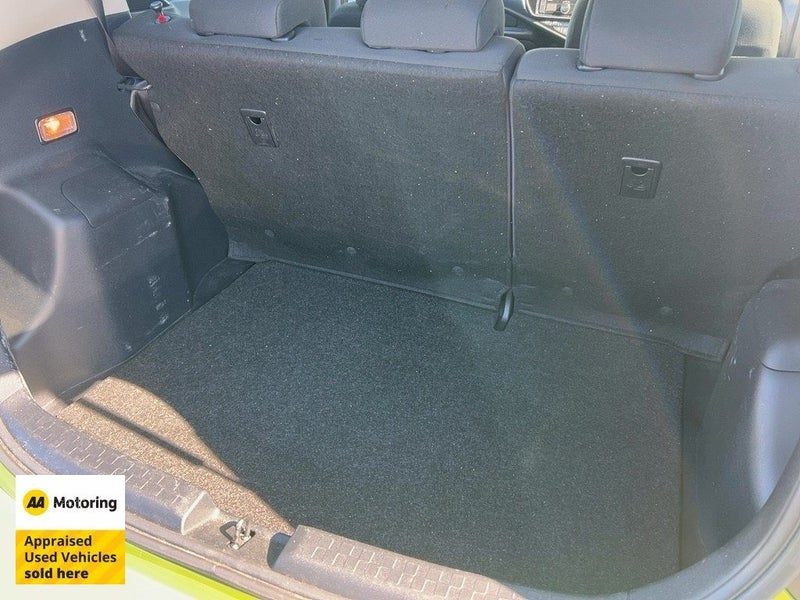 2015 Toyota Aqua Hybrid / Low 67,000kms, photo 3
