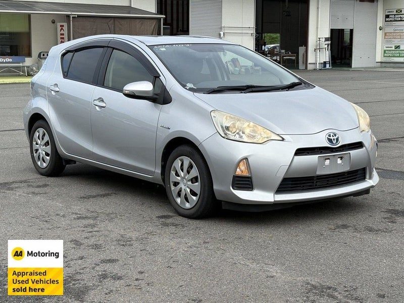 2013 Toyota Aqua Hybrid / Low 59,000kms