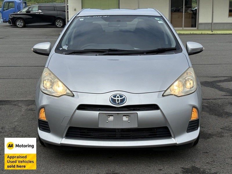 2013 Toyota Aqua Hybrid / Low 59,000kms, photo 2
