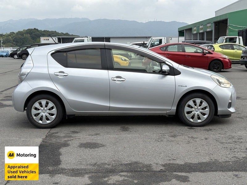 2013 Toyota Aqua Hybrid / Low 59,000kms, photo 3