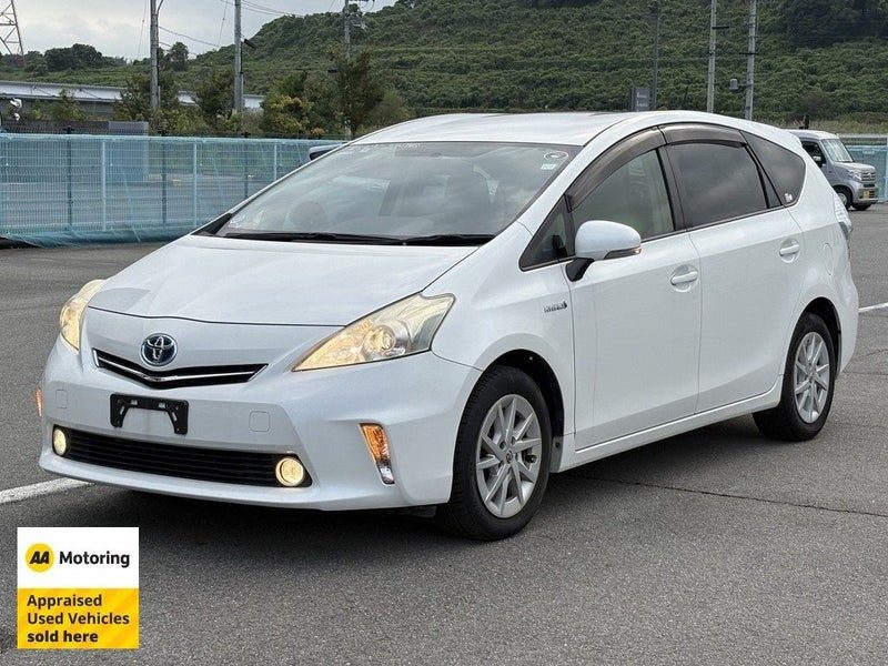 2012 Toyota Prius Alpha Hybrid /, photo 2
