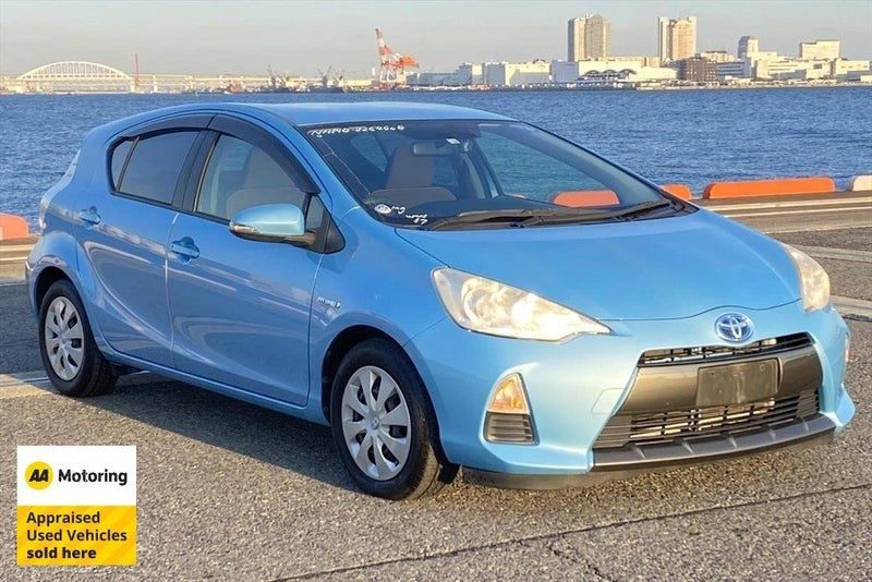 2013 Toyota Aqua Welcab - Swing Out Seat, photo 2