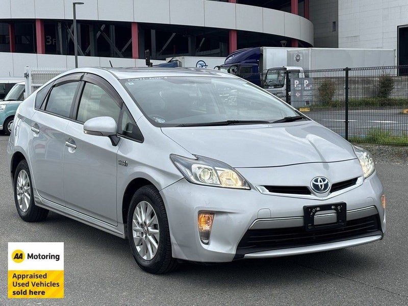 2016 Toyota Prius PHV Hybrid / Low 68,000kms