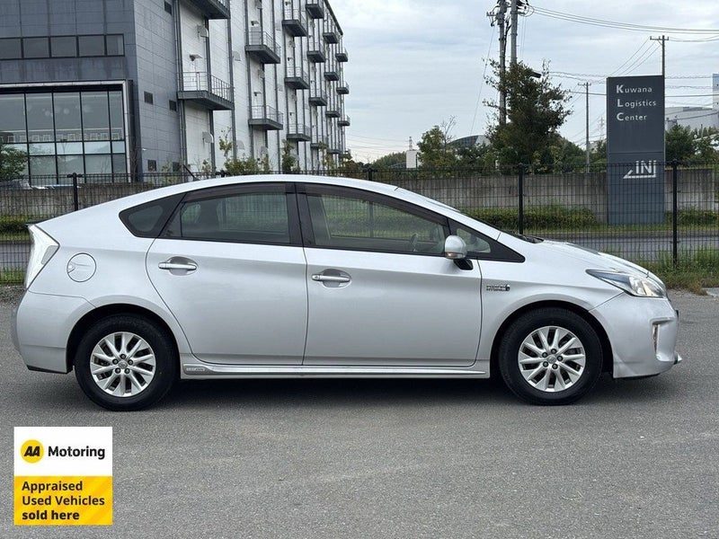 2016 Toyota Prius PHV Hybrid / Low 68,000kms, photo 3