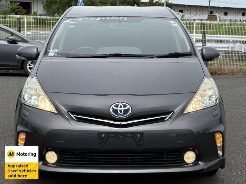 2013 Toyota Prius Alpha Hybrid Aero Touring, photo 2