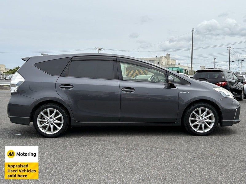 2013 Toyota Prius Alpha Hybrid Aero Touring, photo 3