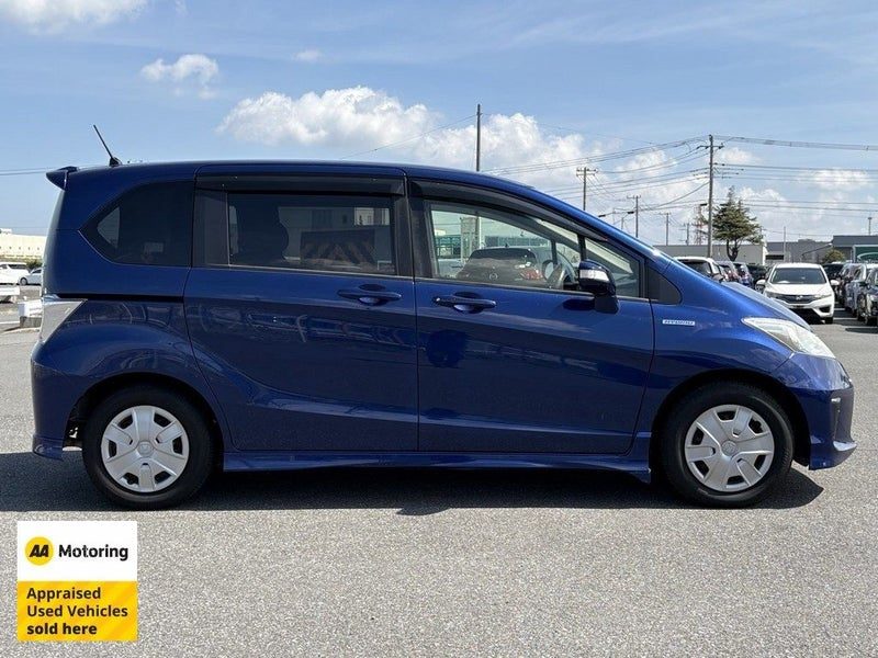 2013 Honda Freed Hybrid / 6 Seats / Economical, photo 2