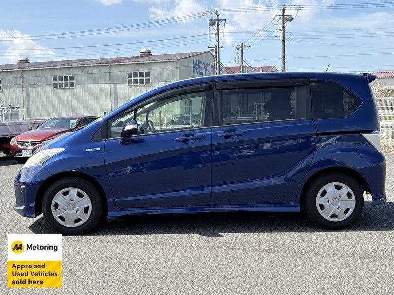 2013 Honda Freed Hybrid / 6 Seats / Economical, photo 3