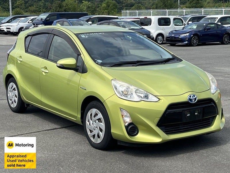 2016 Toyota Aqua Hybird / Low 65,000kms, main photo