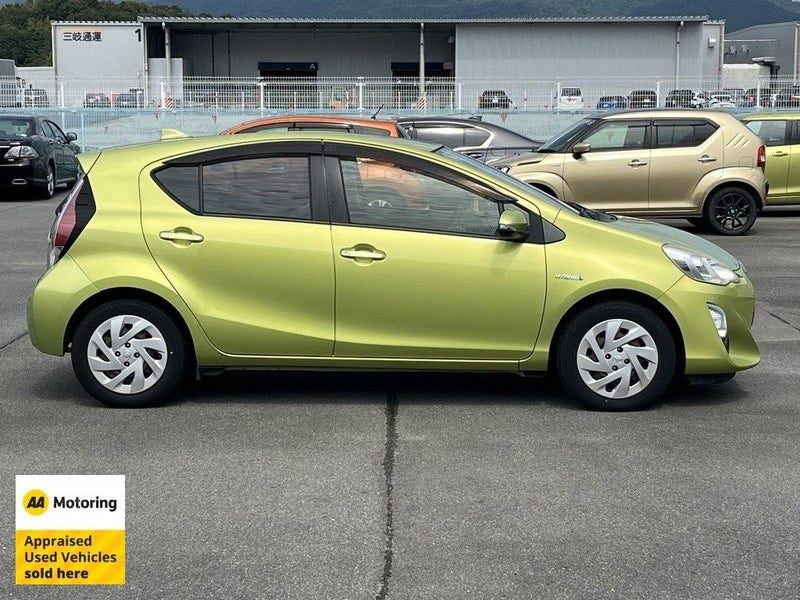 2016 Toyota Aqua Hybird / Low 65,000kms, photo 3