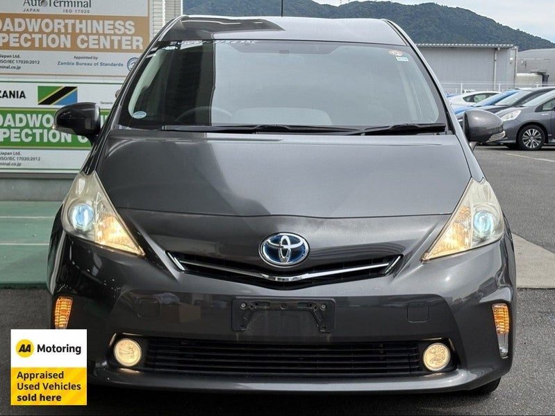2012 Toyota Prius Alpha Hybrid, photo 2