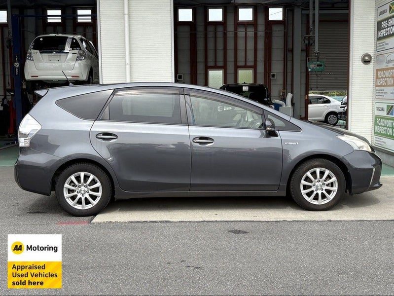 2012 Toyota Prius Alpha Hybrid, photo 3