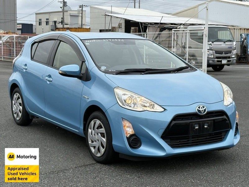 2015 Toyota Aqua Hybrid / Low 44,000kms