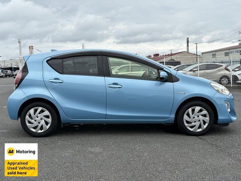 2015 Toyota Aqua Hybrid / Low 44,000kms, photo 3