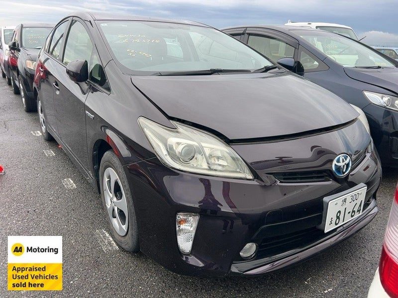 2014 Toyota Prius Hybrid / Low 77,000kms