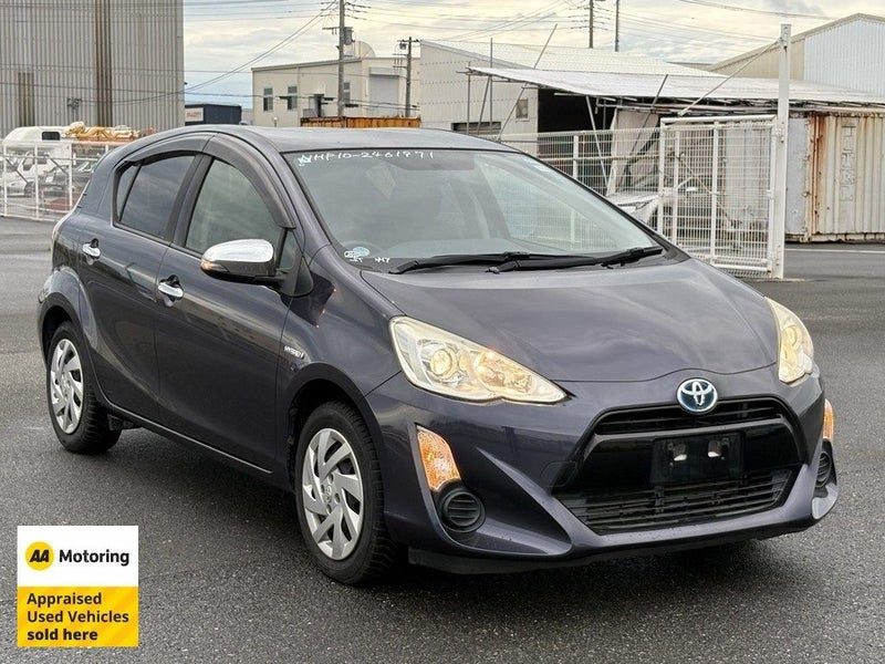 2015 Toyota Aqua Hybrid / Leather, main photo