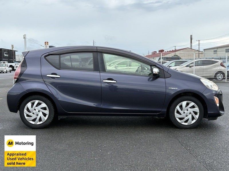 2015 Toyota Aqua Hybrid / Leather, photo 3