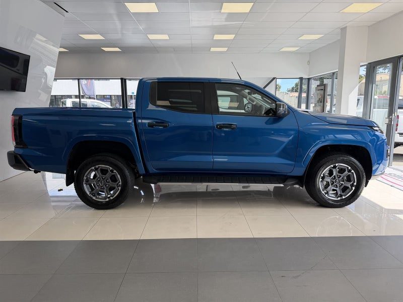 2025 Nissan Navara ST-X, photo 2