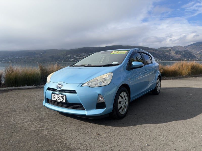 2013 Toyota Aqua S Hybrid, photo 2
