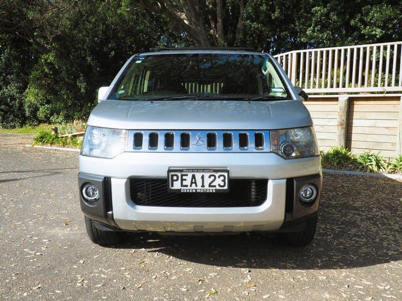 2011 Mitsubishi Delica DELICA, photo 2