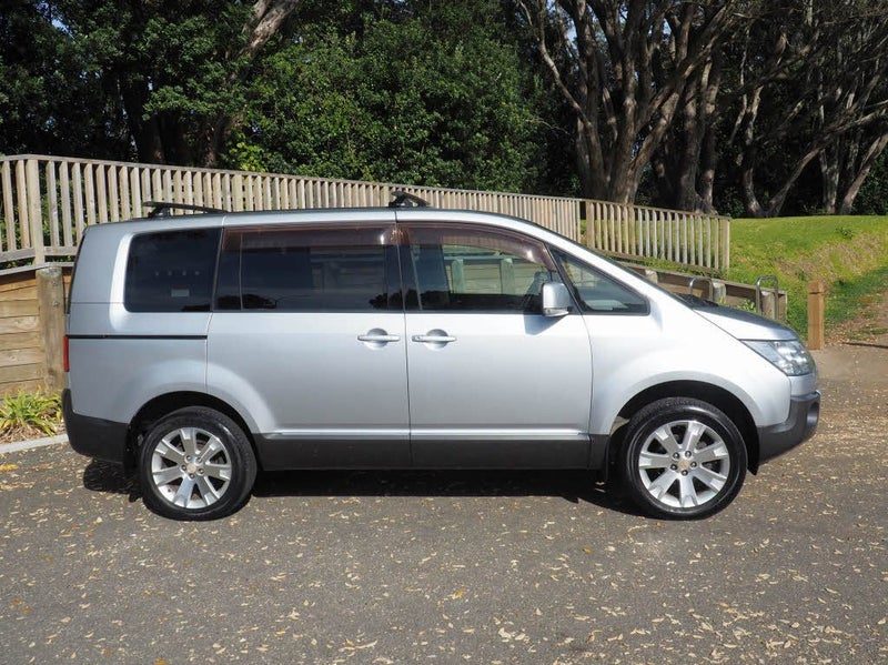 2011 Mitsubishi Delica DELICA, photo 3
