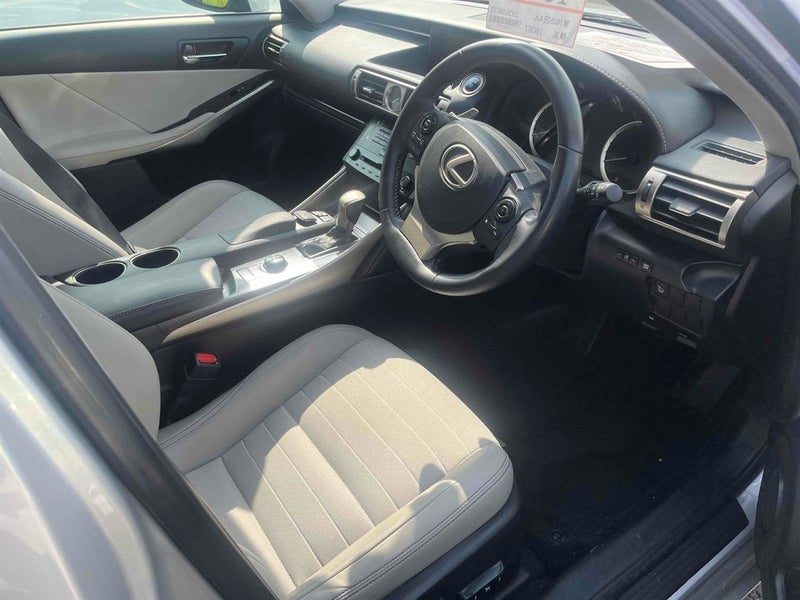 2013 Lexus IS 300h Hybrid, photo 3