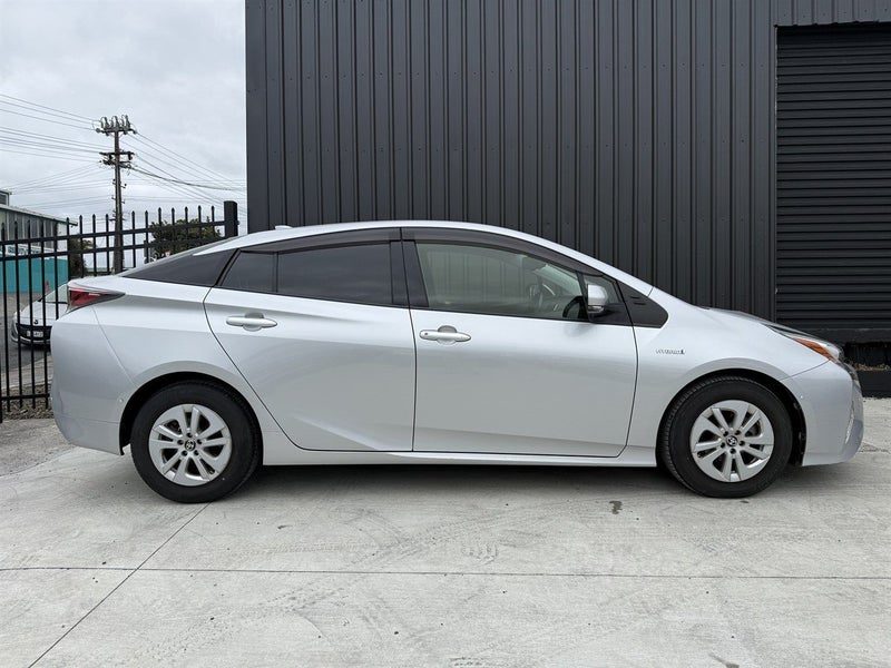 2017 Toyota Prius S Safety Plus, photo 2