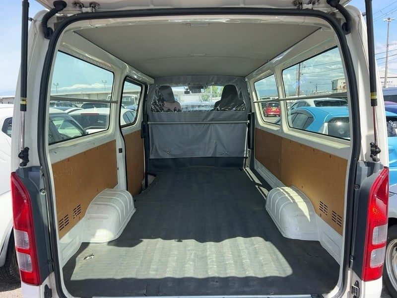 2021 Toyota Hiace Van Long DX, photo 3