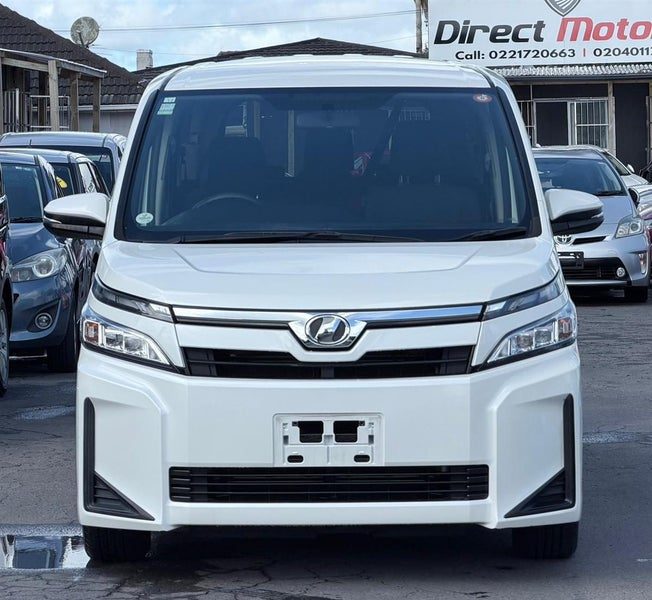 2018 Toyota Voxy 8 Seater, photo 2