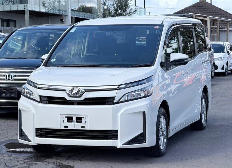 2018 Toyota Voxy 8 Seater, photo 3