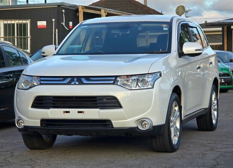 2014 Mitsubishi Outlander 7 Seater, photo 3