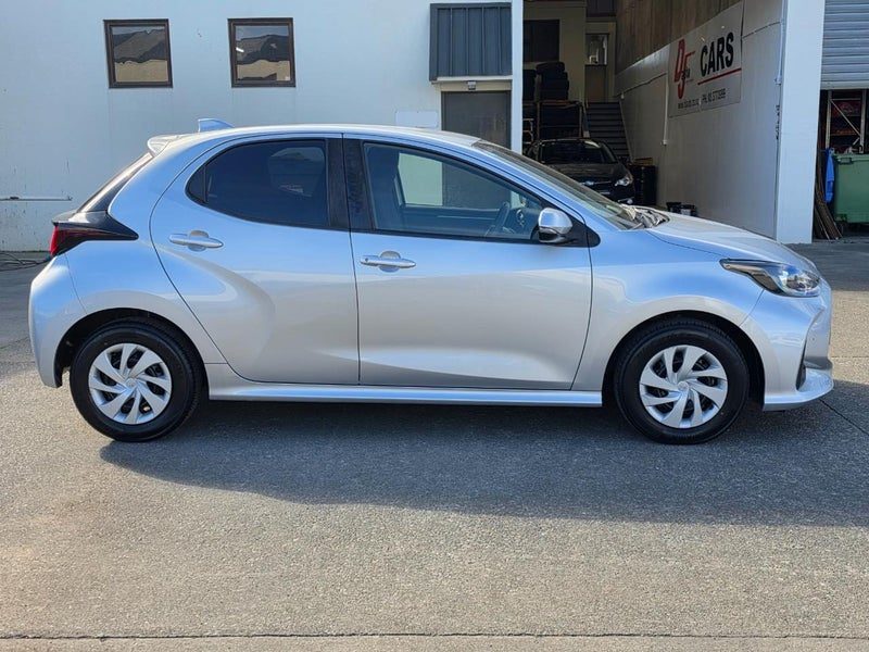 2021 Toyota Yaris Hybrid Push Start, photo 3