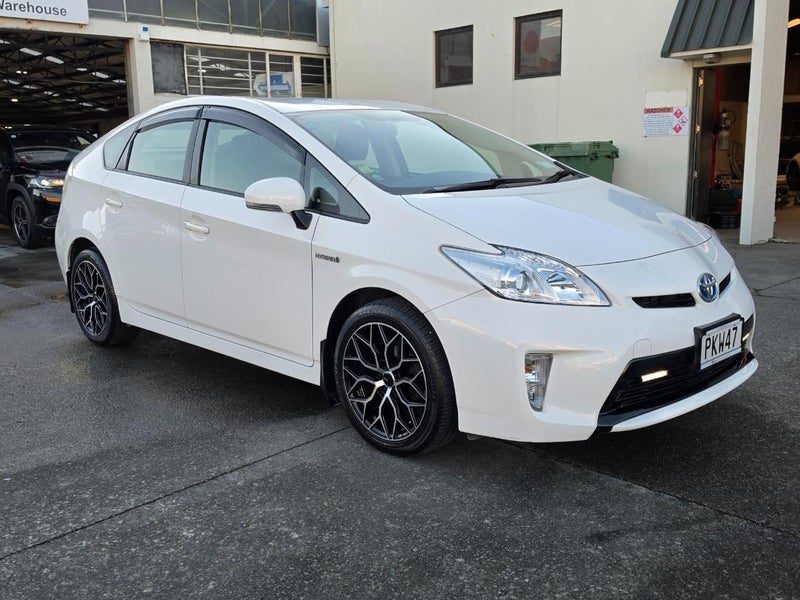 2014 Toyota Prius Hybrid, Facelift Model, photo 3