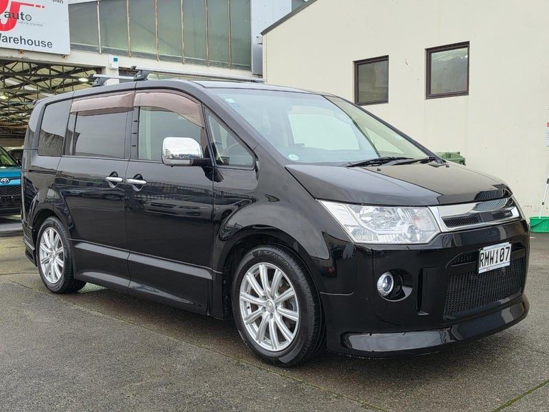 2012 Mitsubishi Delica 8 Seaters, photo 3