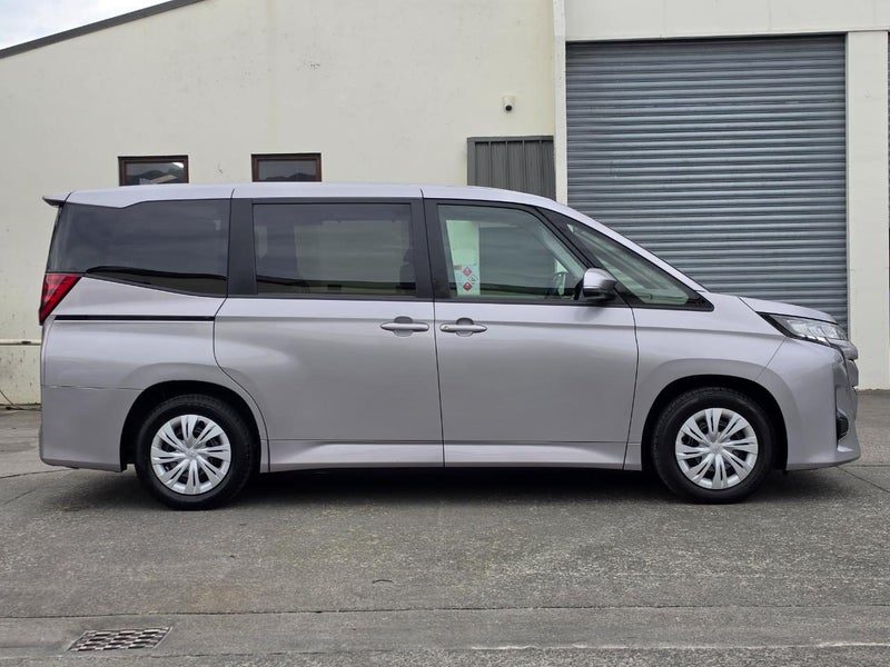 2023 Toyota Noah 8 Seates Late model, photo 3